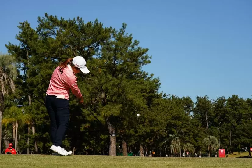 西郷真央のフェアウェイウッドスイング（ティーショット）連続写真【2021年JLPGAツアーチャンピオンシップリコーカップ】