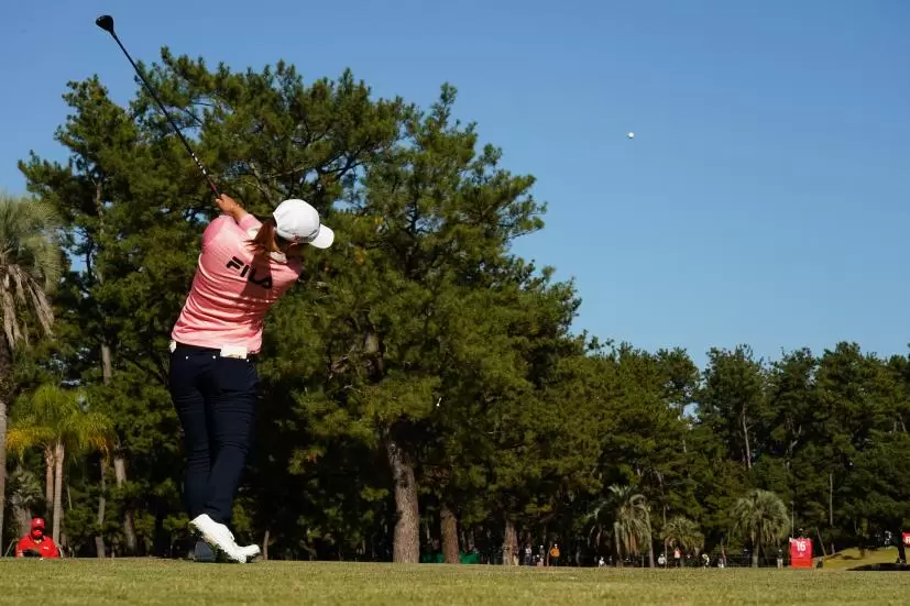 西郷真央のフェアウェイウッドスイング（ティーショット）連続写真【2021年JLPGAツアーチャンピオンシップリコーカップ】