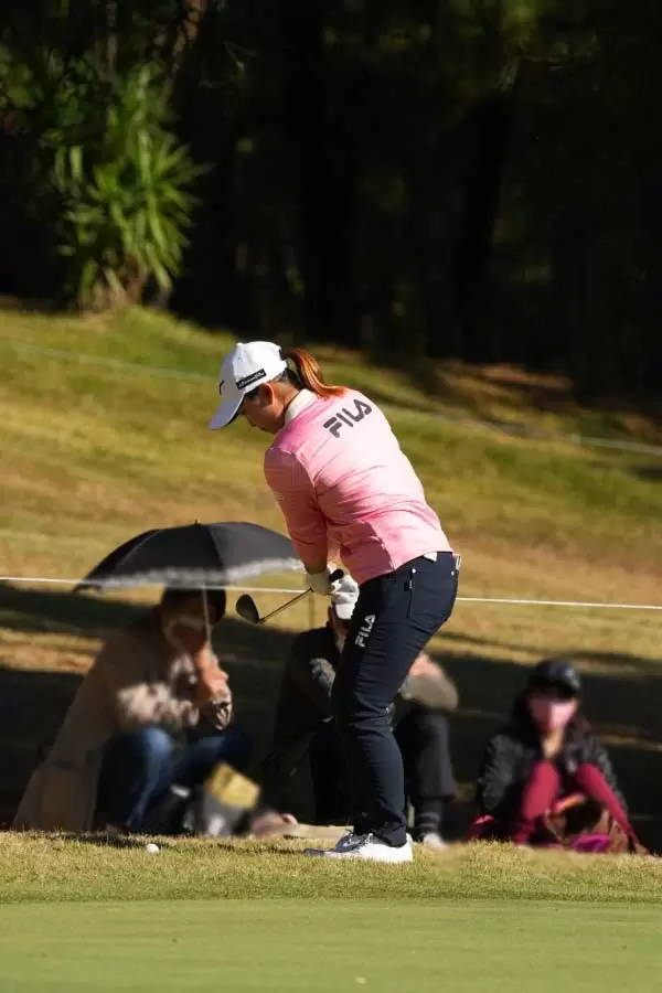 西郷真央のウェッジスイング（アプローチ）連続写真【2021年JLPGAツアーチャンピオンシップリコーカップ】