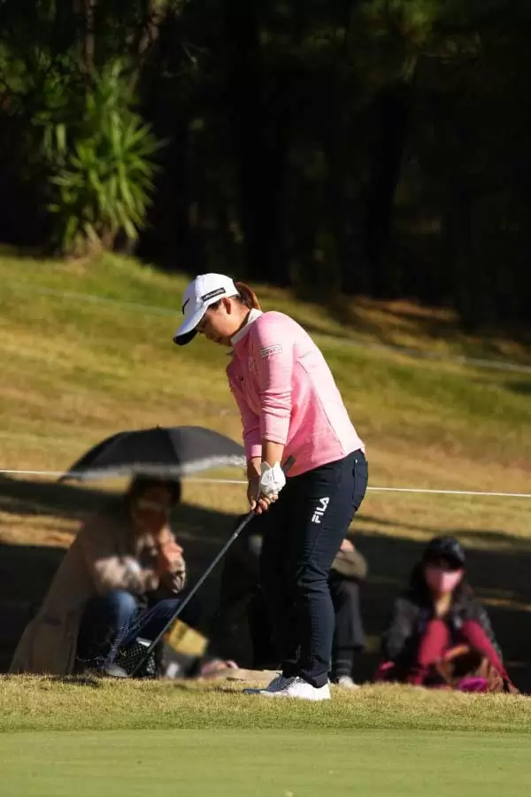 西郷真央のウェッジスイング（アプローチ）連続写真【2021年JLPGAツアーチャンピオンシップリコーカップ】