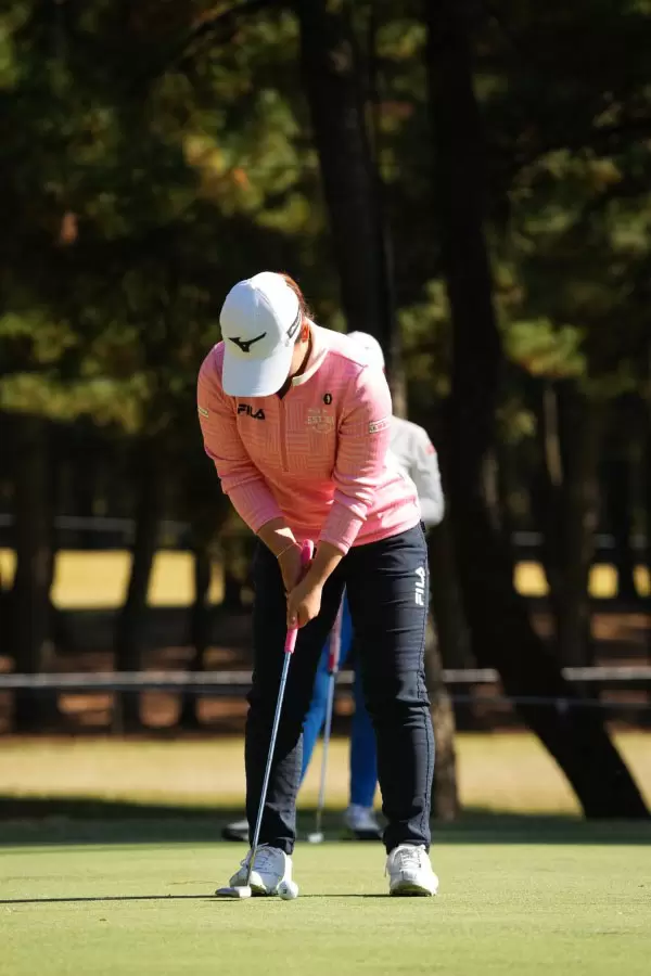 西郷真央のパッティングストローク（前方）連続写真【2021年JLPGAツアーチャンピオンシップリコーカップ】