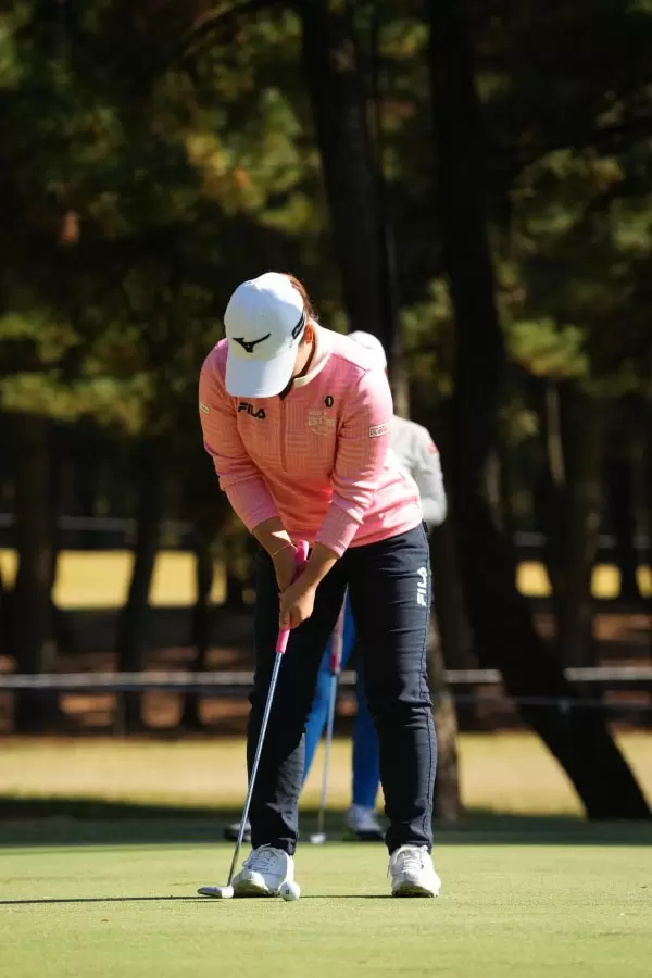 西郷真央のパッティングストローク（前方）連続写真【2021年JLPGAツアーチャンピオンシップリコーカップ】