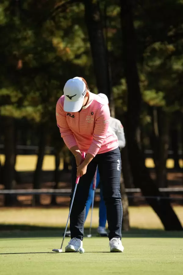 西郷真央のパッティングストローク（前方）連続写真【2021年JLPGAツアーチャンピオンシップリコーカップ】