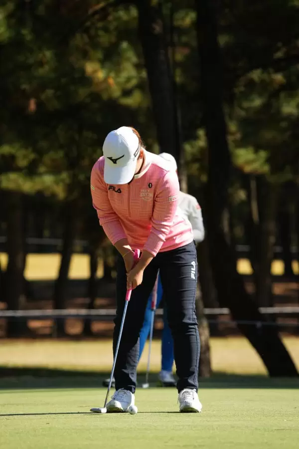 西郷真央のパッティングストローク（前方）連続写真【2021年JLPGAツアーチャンピオンシップリコーカップ】