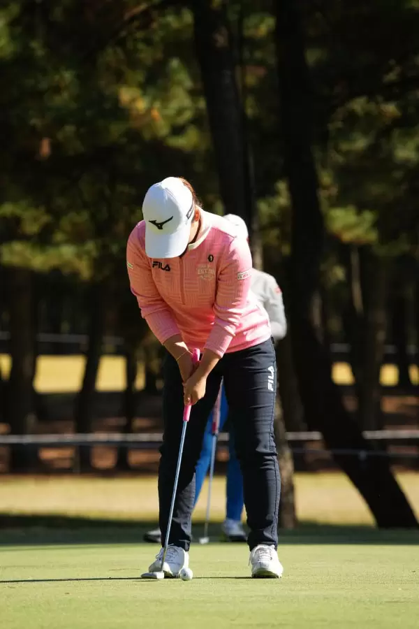 西郷真央のパッティングストローク（前方）連続写真【2021年JLPGAツアーチャンピオンシップリコーカップ】