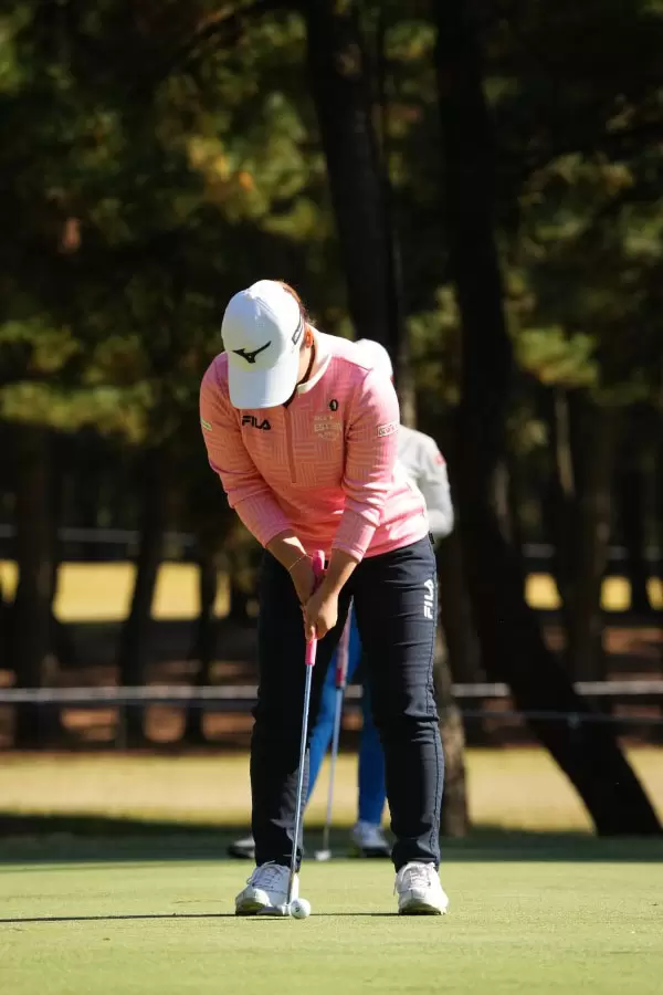 西郷真央のパッティングストローク（前方）連続写真【2021年JLPGAツアーチャンピオンシップリコーカップ】