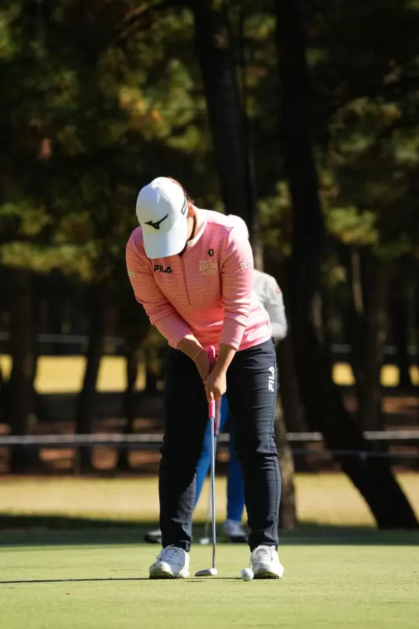 西郷真央のパッティングストローク（前方）連続写真【2021年JLPGAツアーチャンピオンシップリコーカップ】