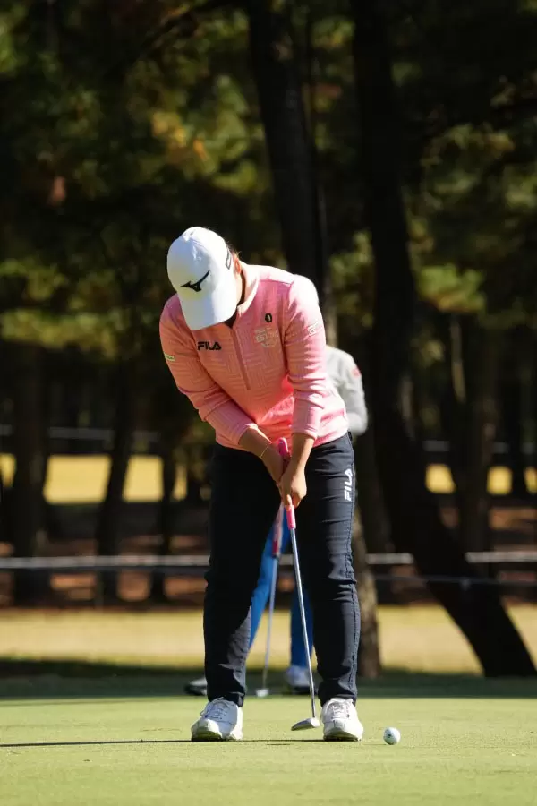 西郷真央のパッティングストローク（前方）連続写真【2021年JLPGAツアーチャンピオンシップリコーカップ】