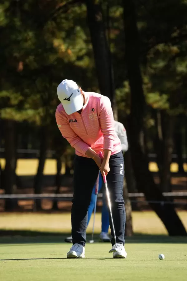 西郷真央のパッティングストローク（前方）連続写真【2021年JLPGAツアーチャンピオンシップリコーカップ】