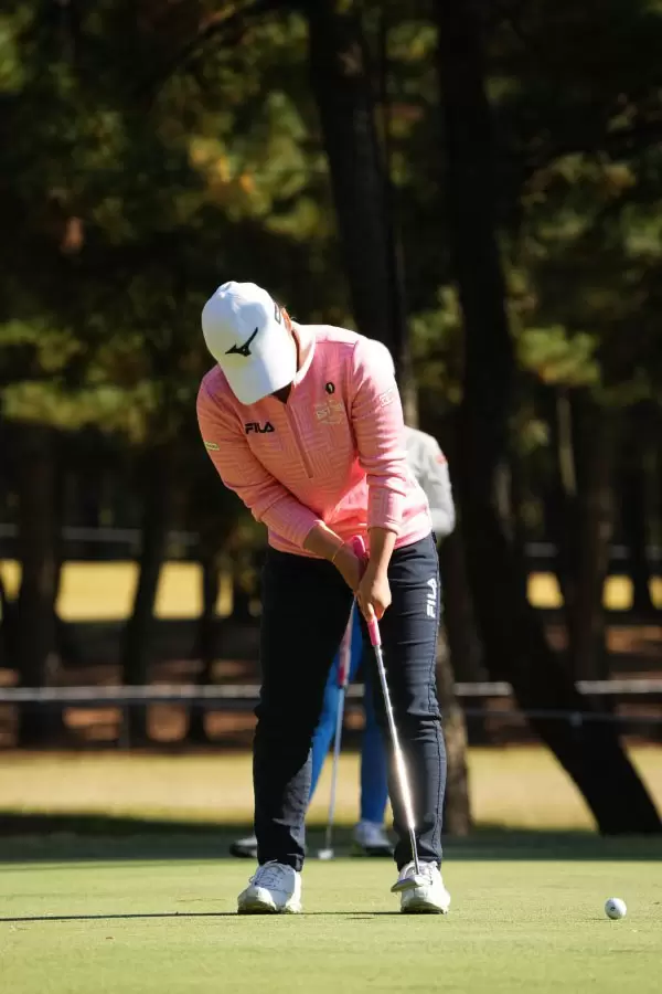 西郷真央のパッティングストローク（前方）連続写真【2021年JLPGAツアーチャンピオンシップリコーカップ】