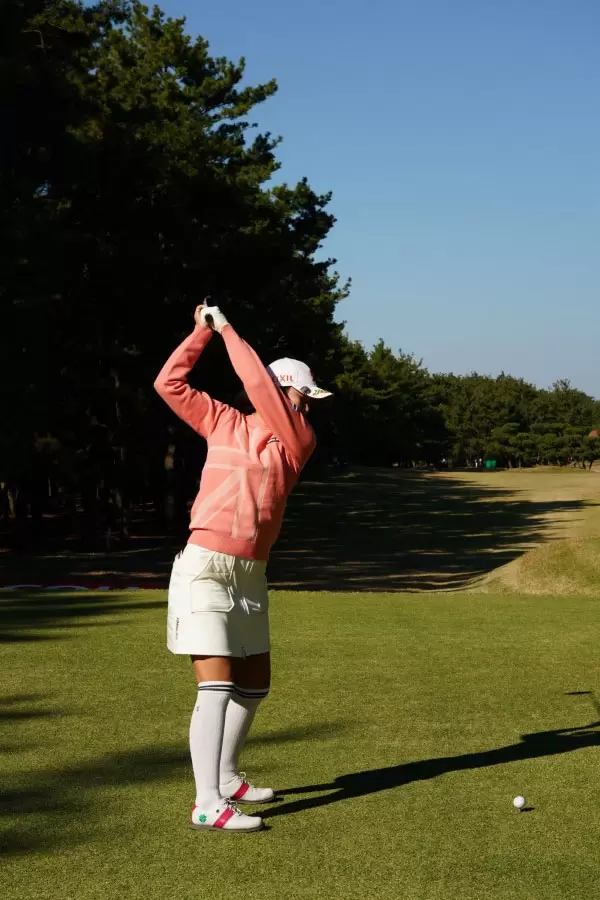 堀琴音のドライバースイング（後方）連続写真【2021年JLPGAツアーチャンピオンシップリコーカップ】