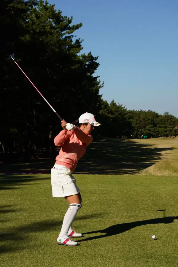 堀琴音のドライバースイング（後方）連続写真【2021年JLPGAツアーチャンピオンシップリコーカップ】