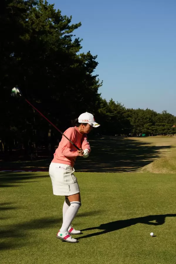 堀琴音のドライバースイング（後方）連続写真【2021年JLPGAツアーチャンピオンシップリコーカップ】