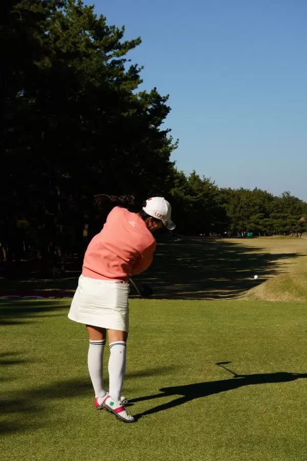 堀琴音のドライバースイング（後方）連続写真【2021年JLPGAツアーチャンピオンシップリコーカップ】