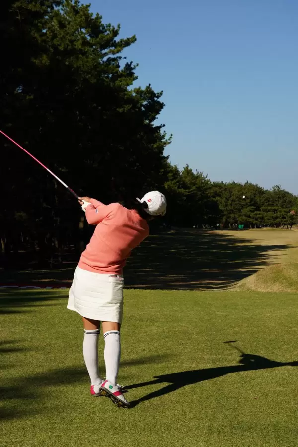 堀琴音のドライバースイング（後方）連続写真【2021年JLPGAツアーチャンピオンシップリコーカップ】