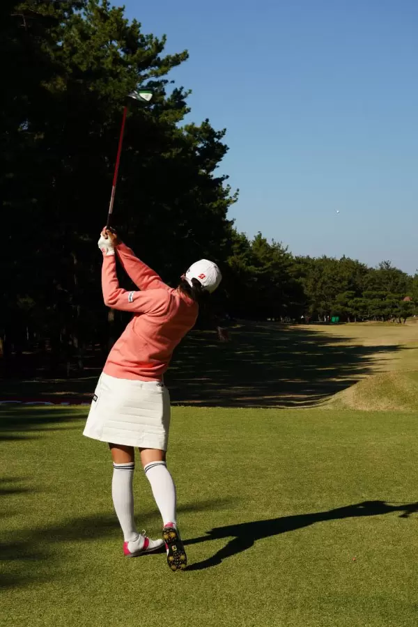 堀琴音のドライバースイング（後方）連続写真【2021年JLPGAツアーチャンピオンシップリコーカップ】