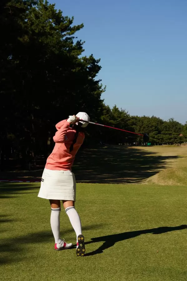 堀琴音のドライバースイング（後方）連続写真【2021年JLPGAツアーチャンピオンシップリコーカップ】