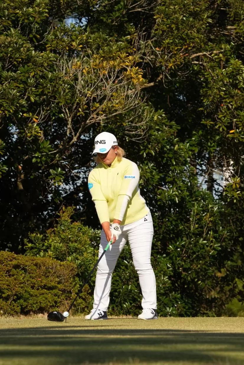 鈴木愛のドライバースイング（斜め前方）連続写真【2021年JLPGAツアーチャンピオンシップリコーカップ】