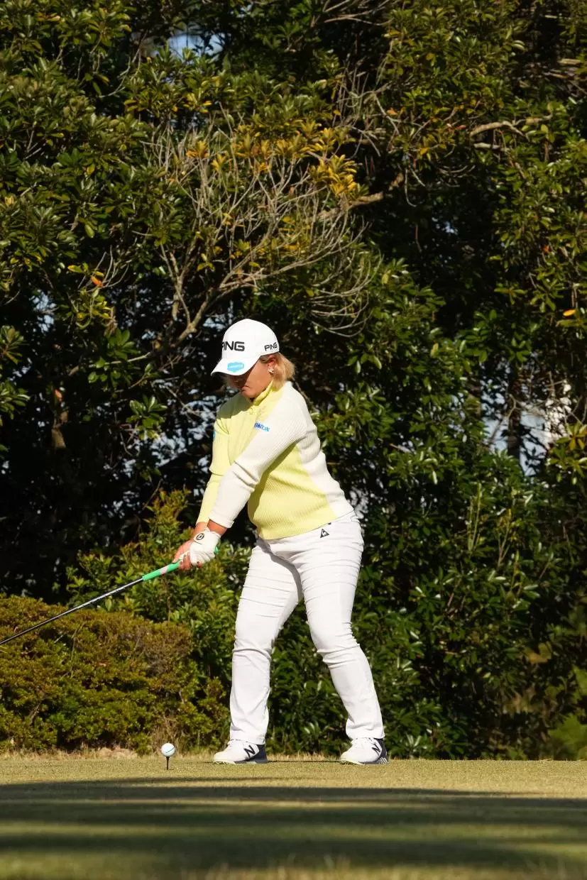 鈴木愛のドライバースイング（斜め前方）連続写真【2021年JLPGAツアーチャンピオンシップリコーカップ】