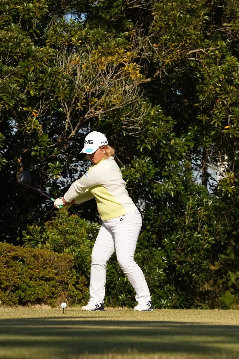 鈴木愛のドライバースイング（斜め前方）連続写真【2021年JLPGAツアーチャンピオンシップリコーカップ】