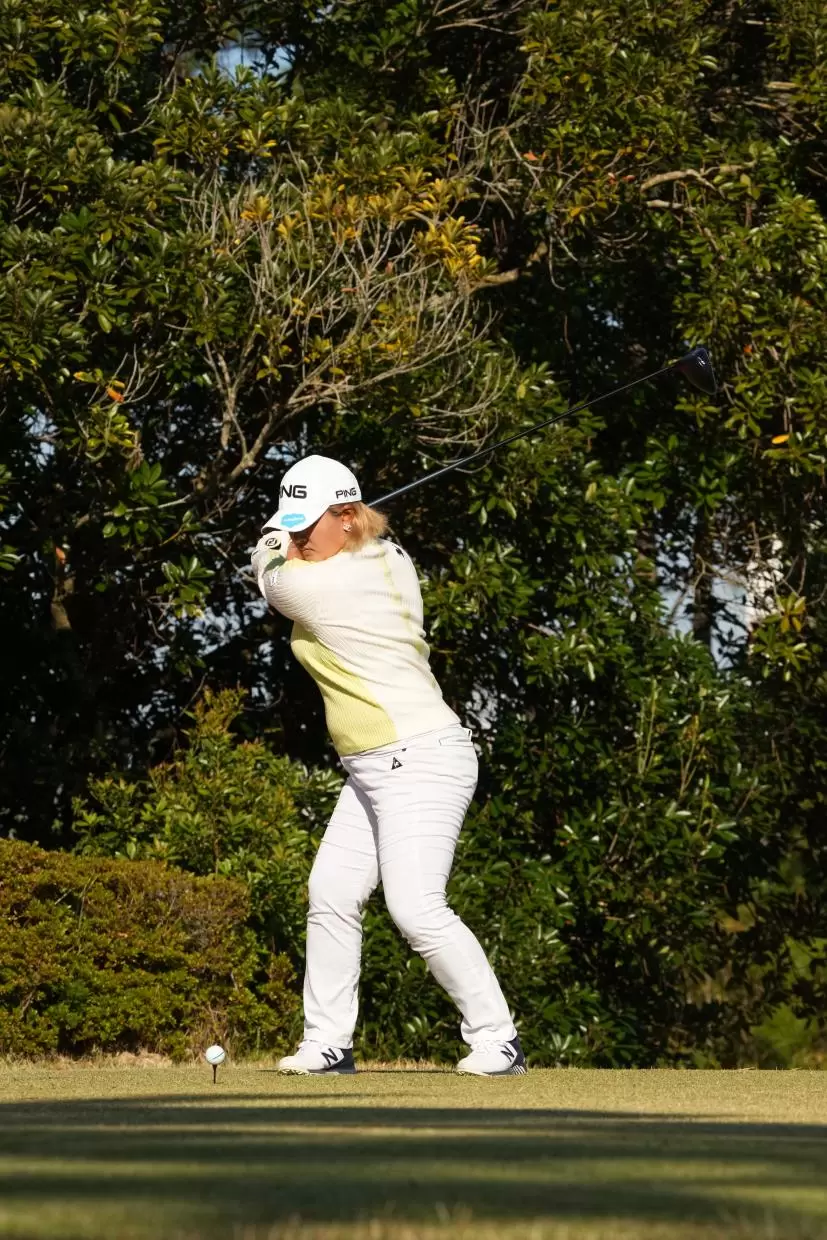 鈴木愛のドライバースイング（斜め前方）連続写真【2021年JLPGAツアーチャンピオンシップリコーカップ】