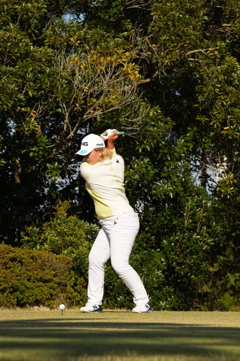 鈴木愛のドライバースイング（斜め前方）連続写真【2021年JLPGAツアーチャンピオンシップリコーカップ】