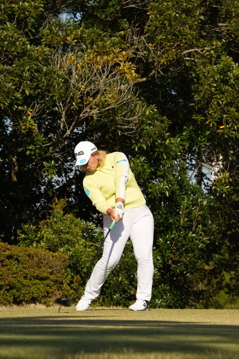 鈴木愛のドライバースイング（斜め前方）連続写真【2021年JLPGAツアーチャンピオンシップリコーカップ】