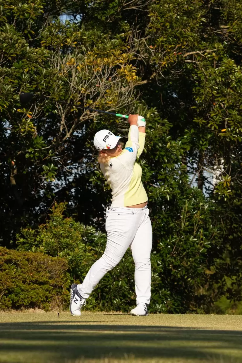 鈴木愛のドライバースイング（斜め前方）連続写真【2021年JLPGAツアーチャンピオンシップリコーカップ】