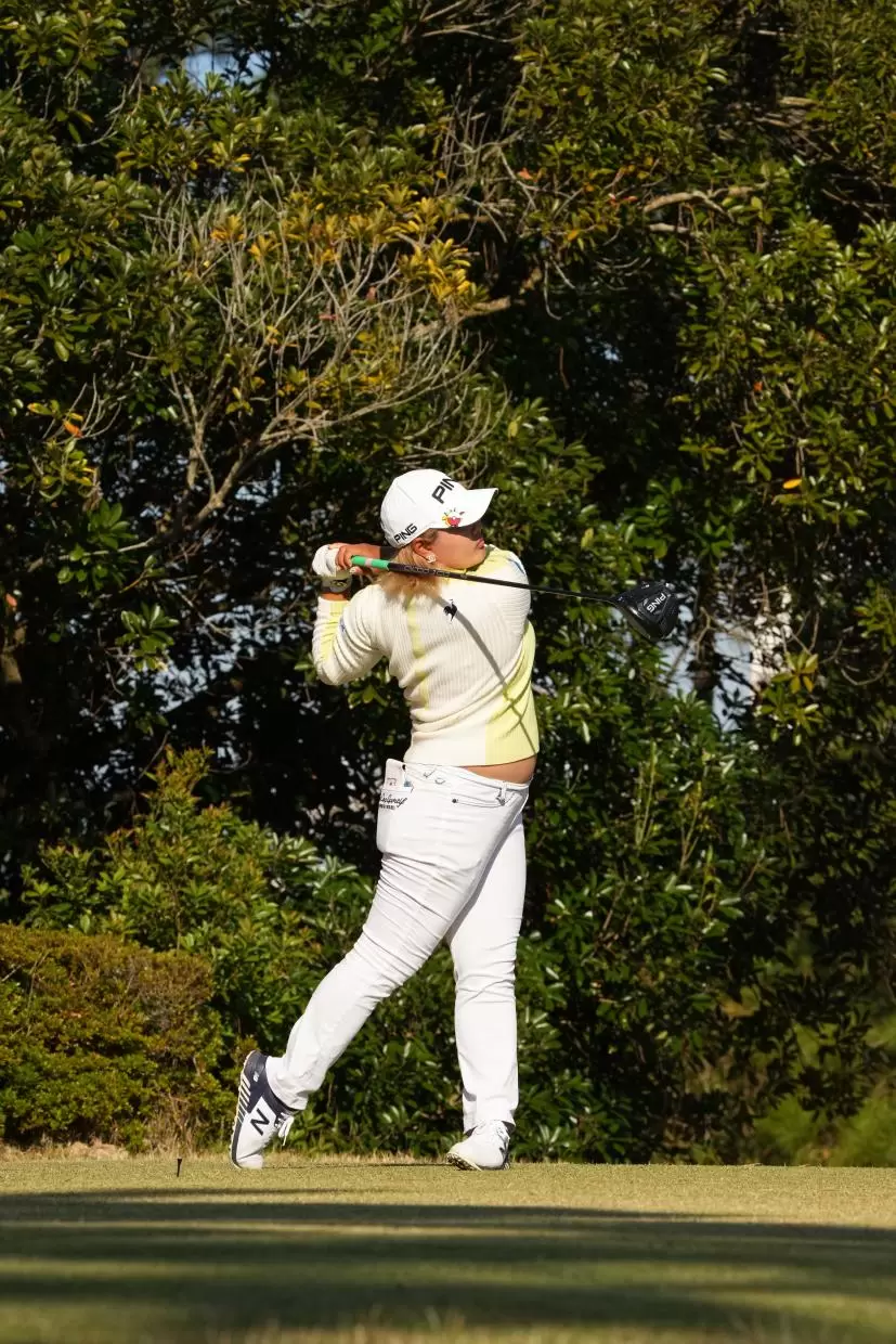 鈴木愛のドライバースイング（斜め前方）連続写真【2021年JLPGAツアーチャンピオンシップリコーカップ】