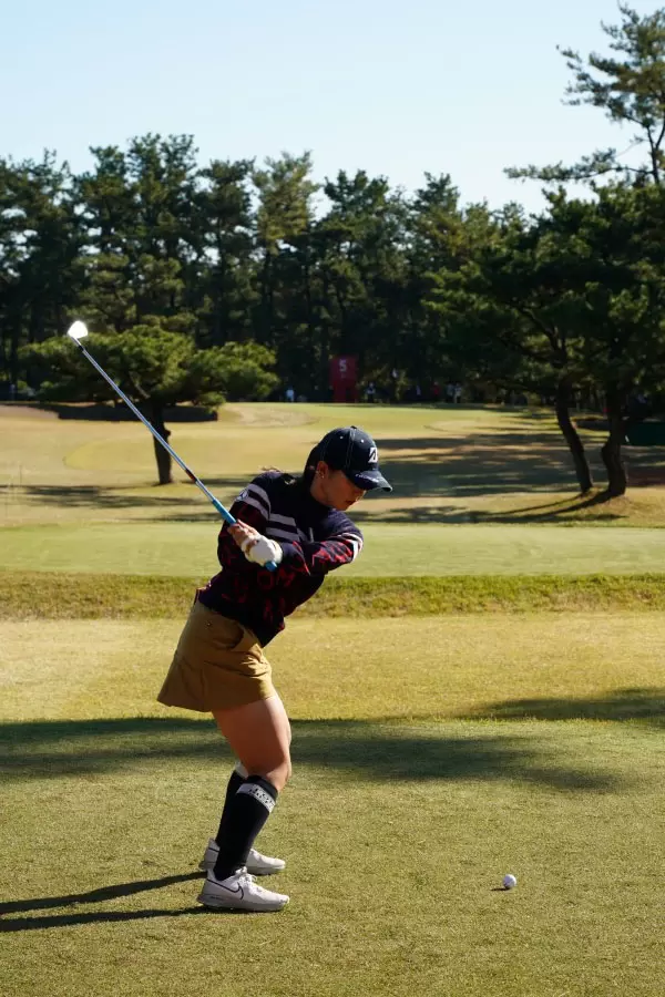 吉田優利のアイアンスイング（ティーショット）連続写真【2021年JLPGAツアーチャンピオンシップリコーカップ】