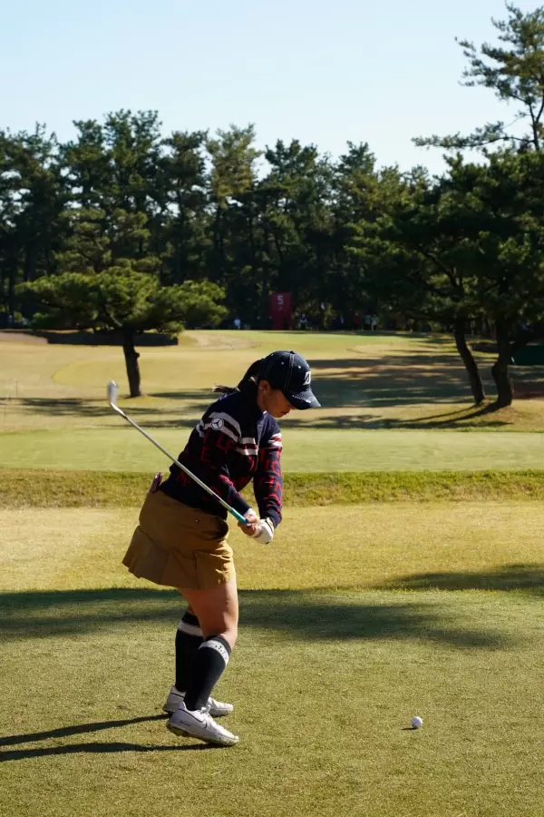 吉田優利のアイアンスイング（ティーショット）連続写真【2021年JLPGAツアーチャンピオンシップリコーカップ】