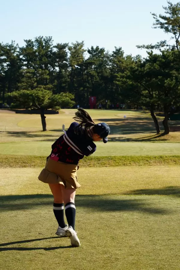 吉田優利のアイアンスイング（ティーショット）連続写真【2021年JLPGAツアーチャンピオンシップリコーカップ】