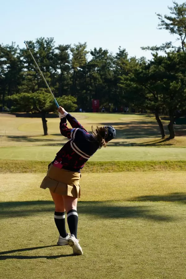 吉田優利のアイアンスイング（ティーショット）連続写真【2021年JLPGAツアーチャンピオンシップリコーカップ】