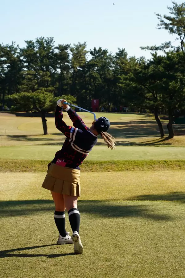 吉田優利のアイアンスイング（ティーショット）連続写真【2021年JLPGAツアーチャンピオンシップリコーカップ】