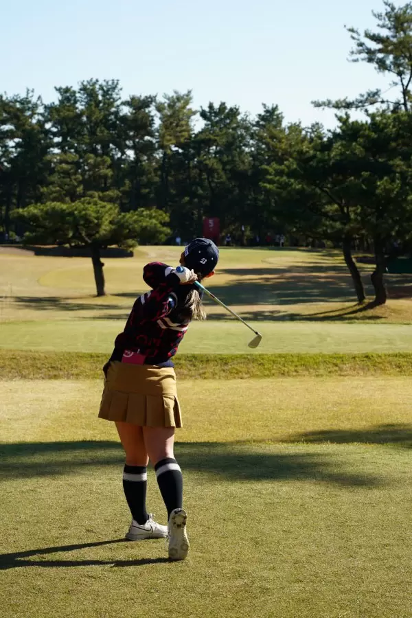吉田優利のアイアンスイング（ティーショット）連続写真【2021年JLPGAツアーチャンピオンシップリコーカップ】