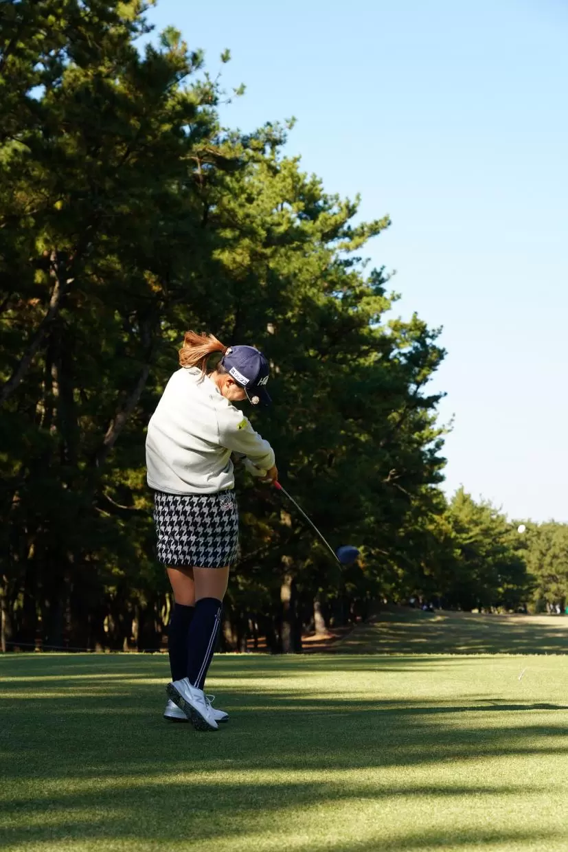 金澤志奈のドライバースイング（後方）連続写真【2021年JLPGAツアーチャンピオンシップリコーカップ】