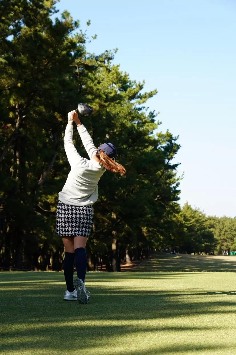 金澤志奈のドライバースイング（後方）連続写真【2021年JLPGAツアーチャンピオンシップリコーカップ】