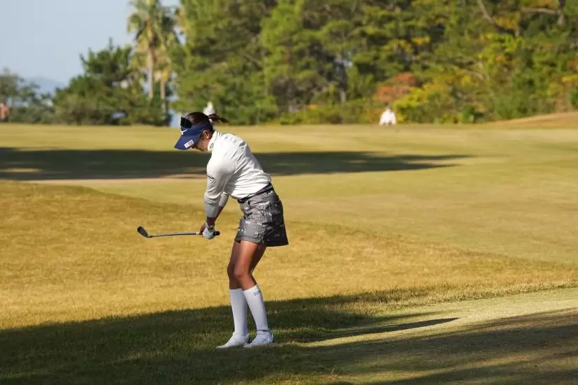 原英莉花のアイアンスイング（ラフからのアプローチ）連続写真【2021年JLPGAツアーチャンピオンシップリコーカップ】
