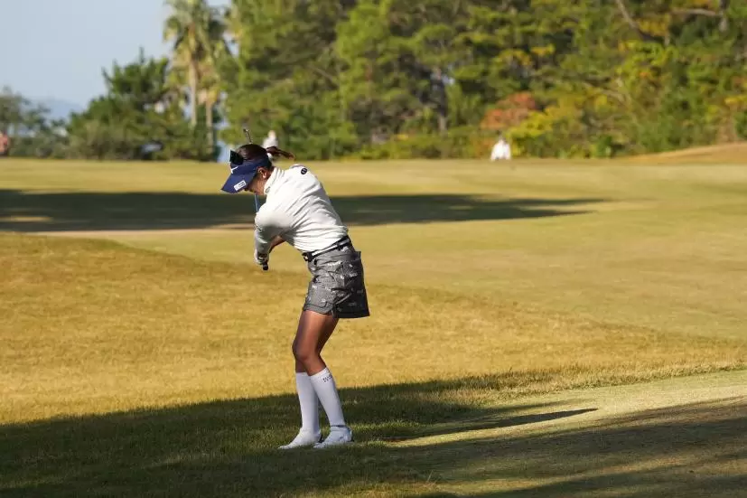 原英莉花のアイアンスイング（ラフからのアプローチ）連続写真【2021年JLPGAツアーチャンピオンシップリコーカップ】