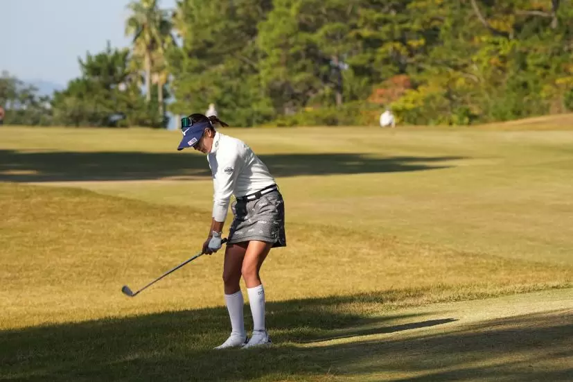 原英莉花のアイアンスイング（ラフからのアプローチ）連続写真【2021年JLPGAツアーチャンピオンシップリコーカップ】