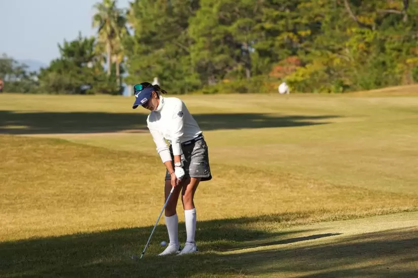 原英莉花のアイアンスイング（ラフからのアプローチ）連続写真【2021年JLPGAツアーチャンピオンシップリコーカップ】