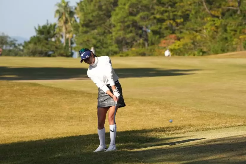 原英莉花のアイアンスイング（ラフからのアプローチ）連続写真【2021年JLPGAツアーチャンピオンシップリコーカップ】