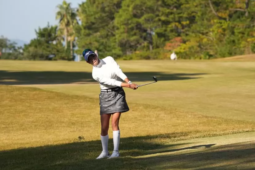 原英莉花のアイアンスイング（ラフからのアプローチ）連続写真【2021年JLPGAツアーチャンピオンシップリコーカップ】