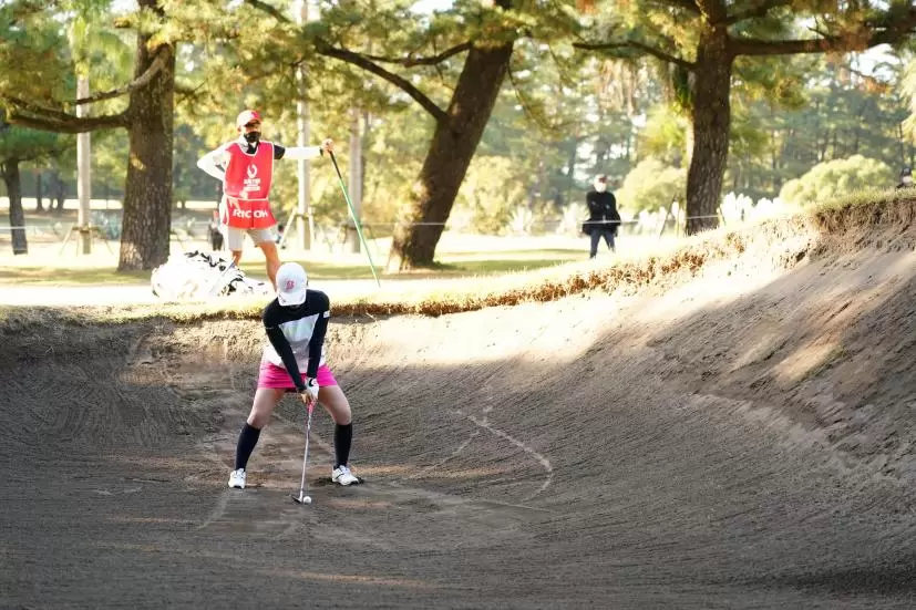 古江彩佳のウェッジスイング（バンカーショット）連続写真【2021年JLPGAツアーチャンピオンシップリコーカップ】