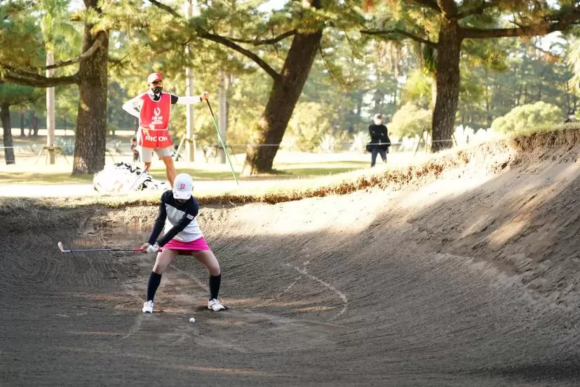 古江彩佳のウェッジスイング（バンカーショット）連続写真【2021年JLPGAツアーチャンピオンシップリコーカップ】