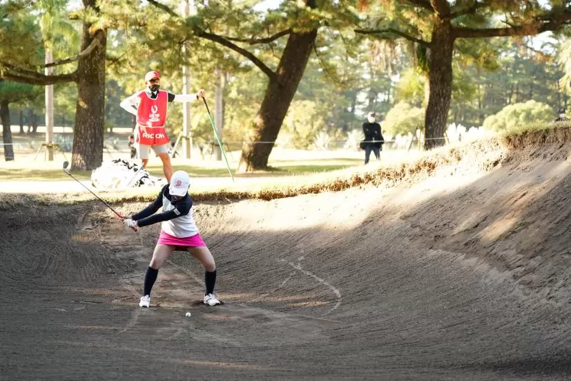 古江彩佳のウェッジスイング（バンカーショット）連続写真【2021年JLPGAツアーチャンピオンシップリコーカップ】