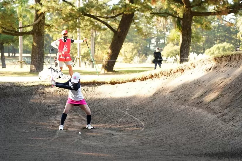 古江彩佳のウェッジスイング（バンカーショット）連続写真【2021年JLPGAツアーチャンピオンシップリコーカップ】