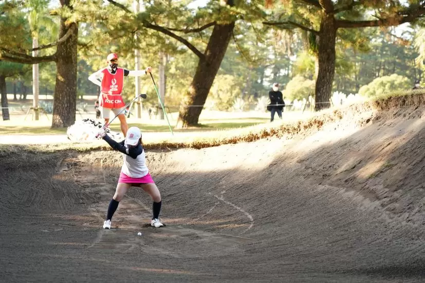 古江彩佳のウェッジスイング（バンカーショット）連続写真【2021年JLPGAツアーチャンピオンシップリコーカップ】