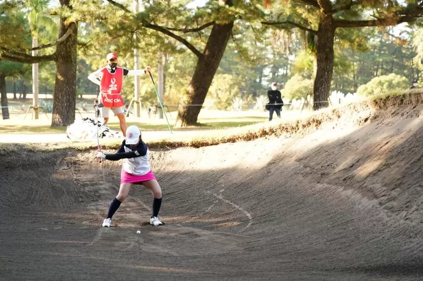 古江彩佳のウェッジスイング（バンカーショット）連続写真【2021年JLPGAツアーチャンピオンシップリコーカップ】