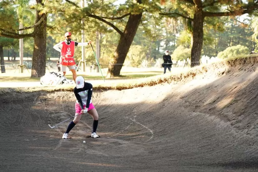古江彩佳のウェッジスイング（バンカーショット）連続写真【2021年JLPGAツアーチャンピオンシップリコーカップ】